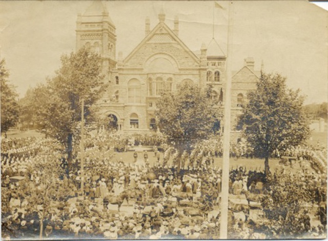 A crow of people outside of the Oxford County Courthouse at the unveiling of the Boer War memorial.