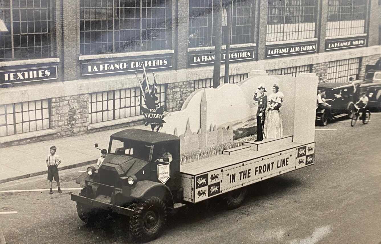 A parade float in the 8th victory loan campaign for Oxford County.