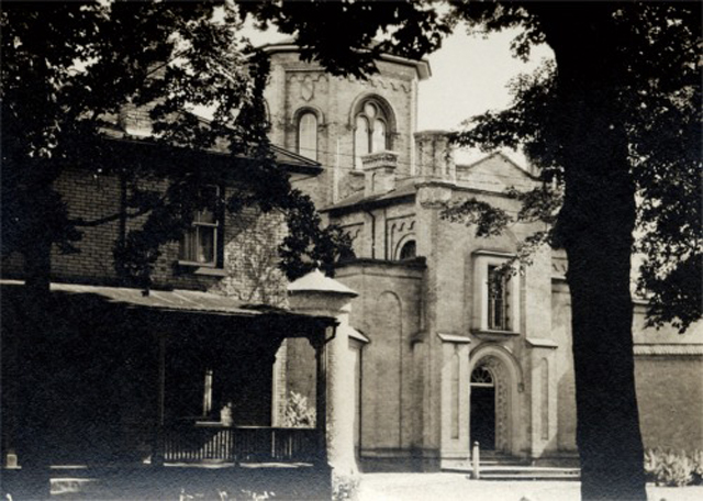 Exterior of the Oxford County Gaol with the turnkey residence - courtesy of the Woodstock Museum (X1990.19.1)